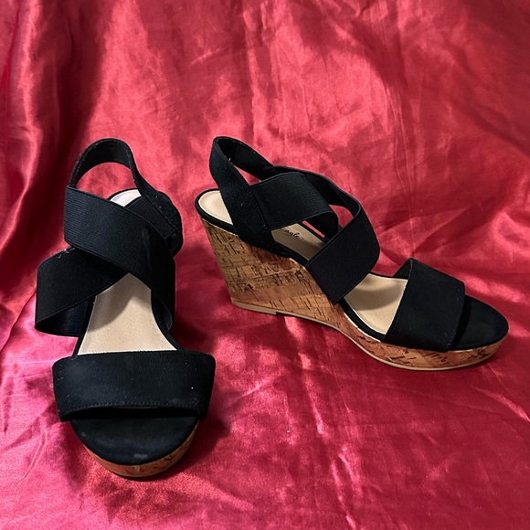 American Eagle Black Strappy Platform Wedge 4” Heels size 7.5 - Picture 2 of 6